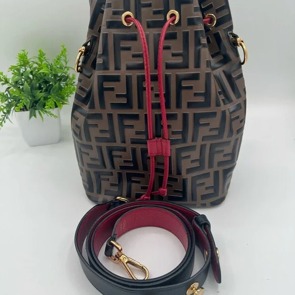 ❗️SOLD❗️Fendi FF Zucca pattern bucket bag 😍❤️ - Picture 9 of 12